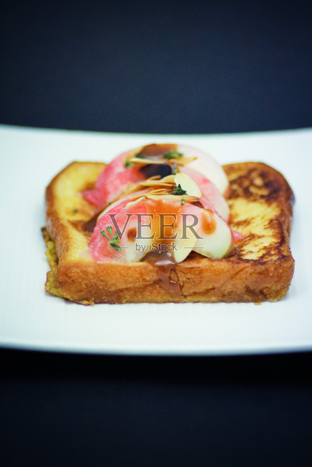 法式吐司配桃子，焦糖，杏仁和百里香照片摄影图片