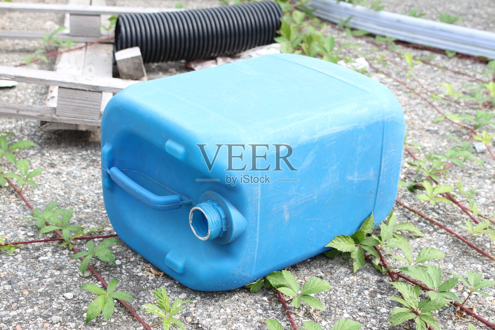 废弃的塑料瓶照片摄影图片