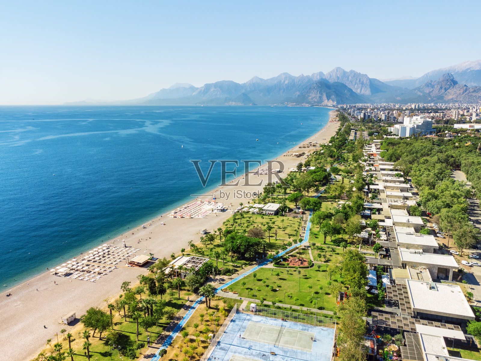 土耳其安塔利亚的Konyaalti海滩和公园照片摄影图片