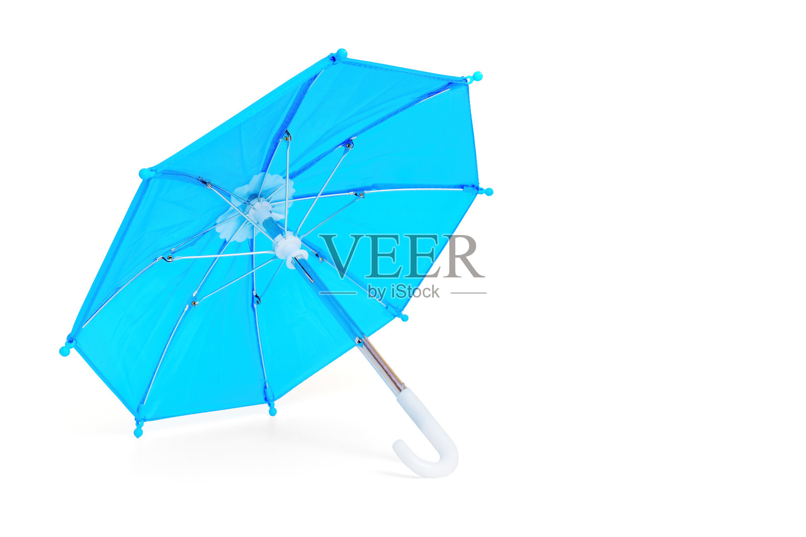 白色孤立的蓝色玩具伞照片摄影图片