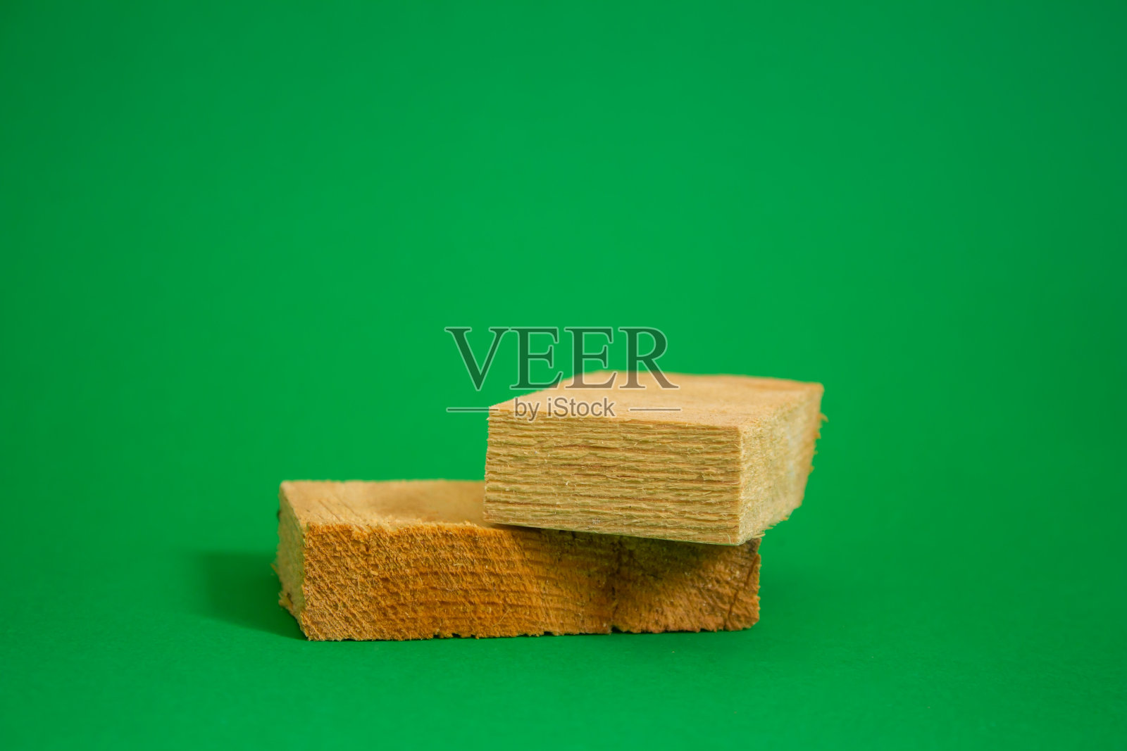 绿色背景下空荡荡的木制讲台照片摄影图片