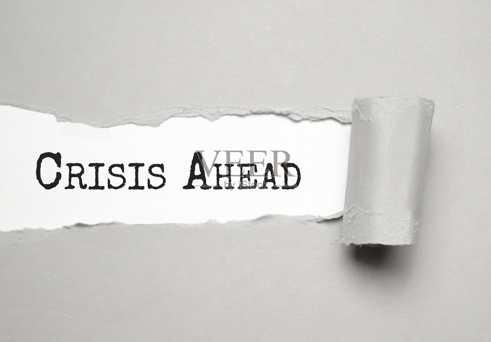 危机之前。积极思考。单词。文本在灰色的纸上撕裂的纸背景。照片摄影图片