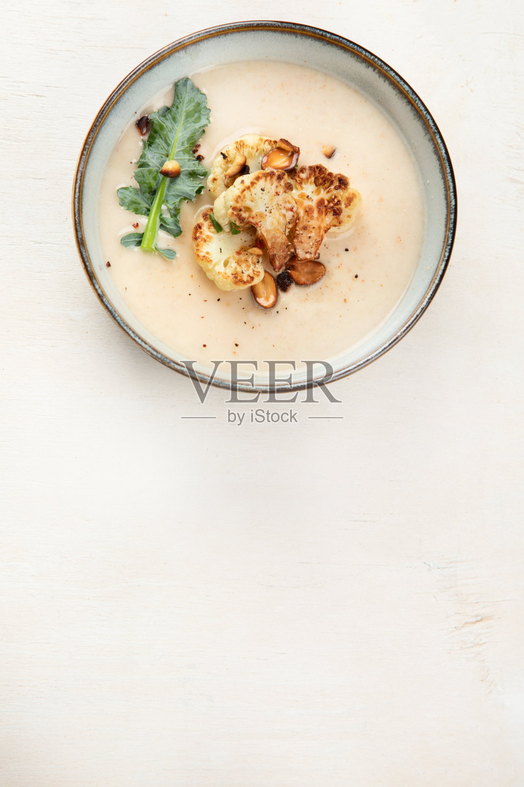 烤菜花汤配烤面包。照片摄影图片