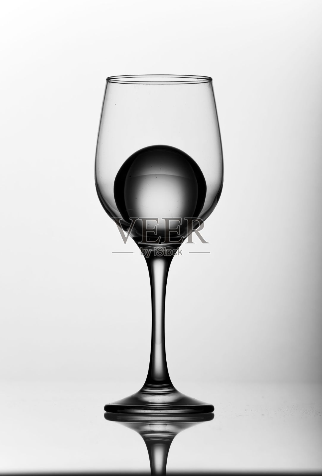 冰球在酒杯里照片摄影图片