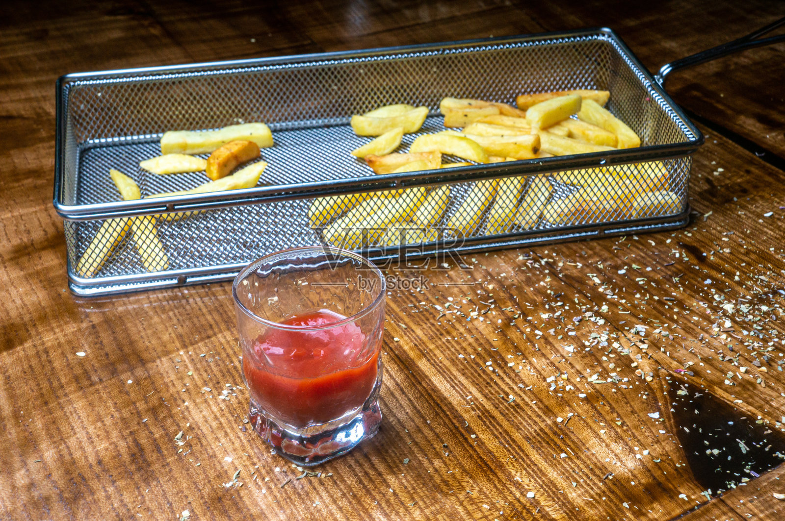 女孩把坚果和几杯啤酒倒在吧台上照片摄影图片