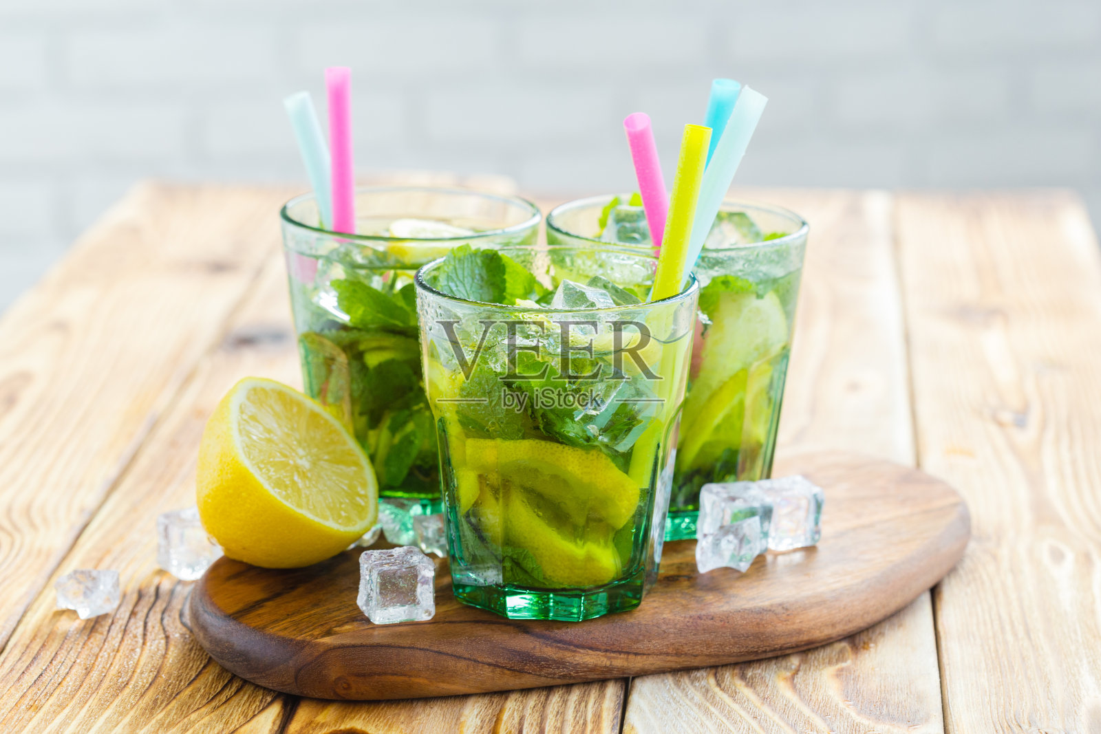 加冰的新鲜柠檬水照片摄影图片