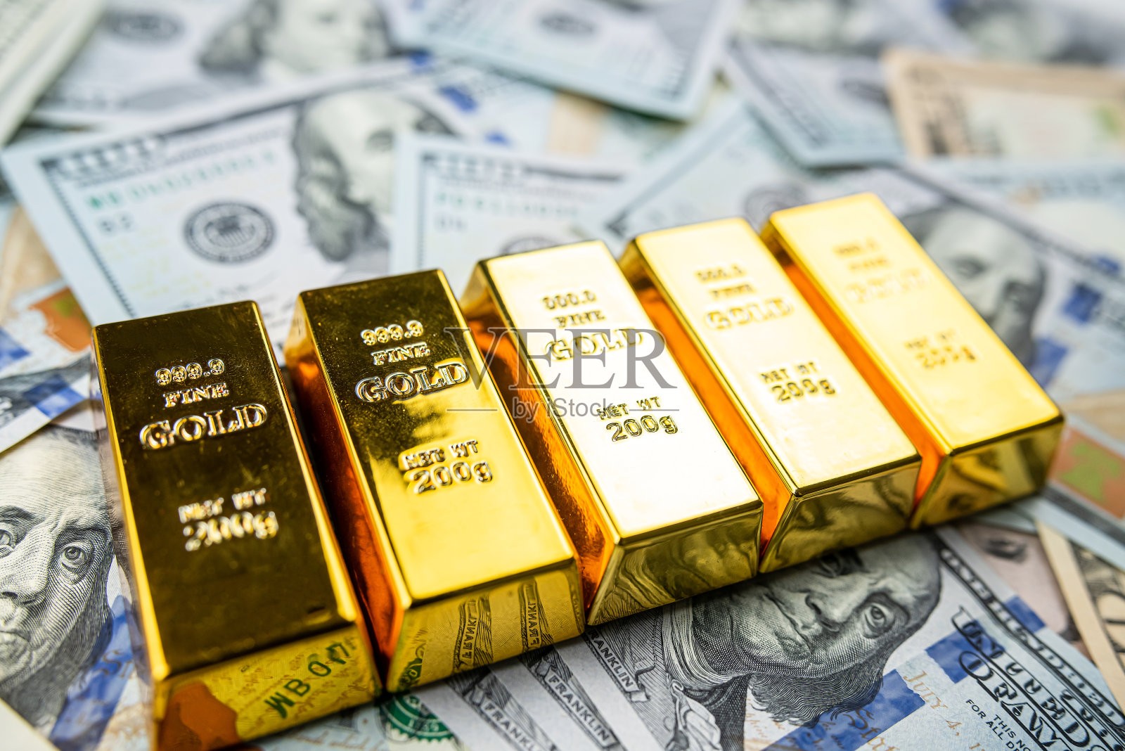 100美元以上的金条货币，投资理财理念照片摄影图片