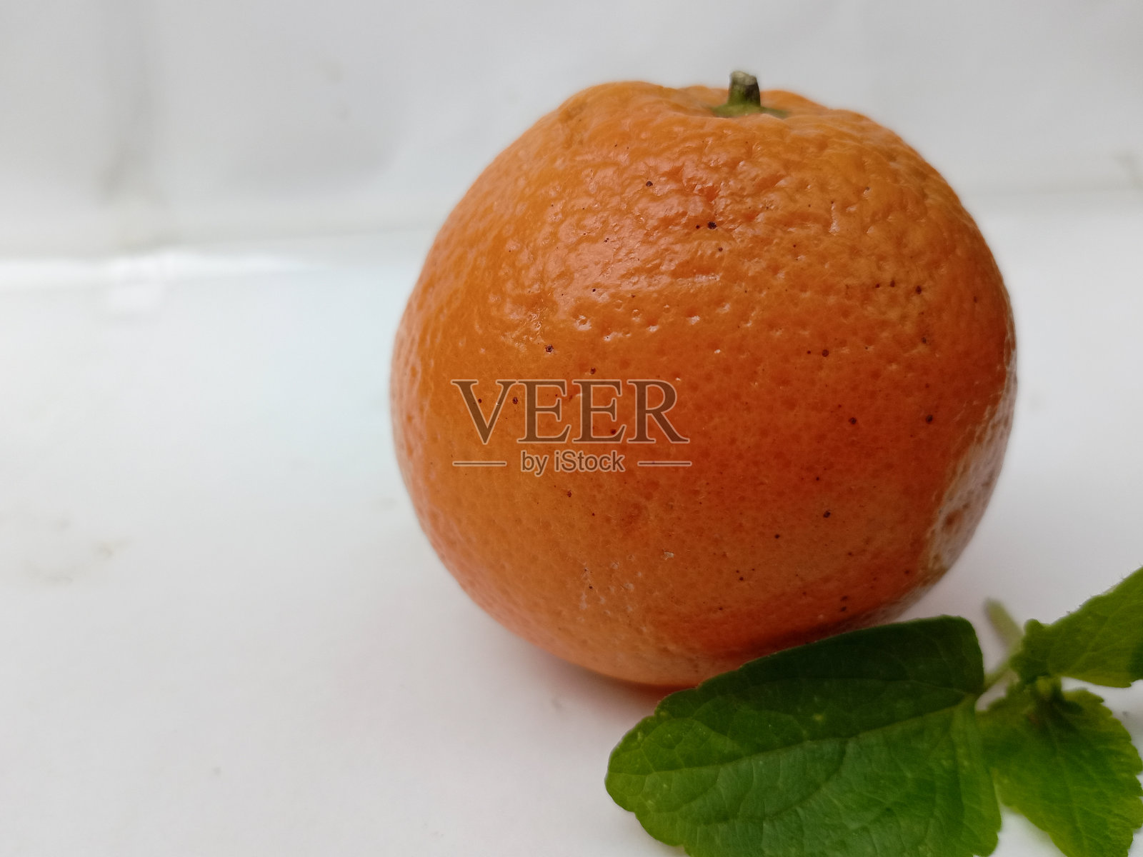 白色背景上孤立的橙色照片摄影图片