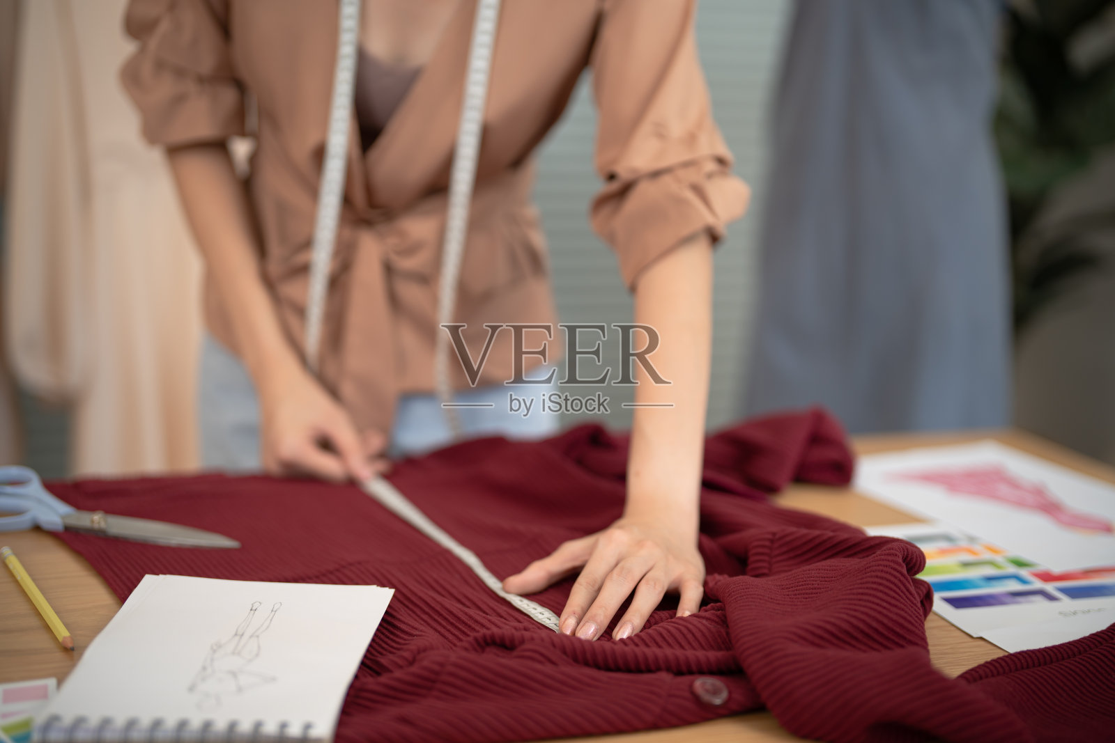 时尚时装设计师在工作室为新系列设计草图。创意设计理念照片摄影图片