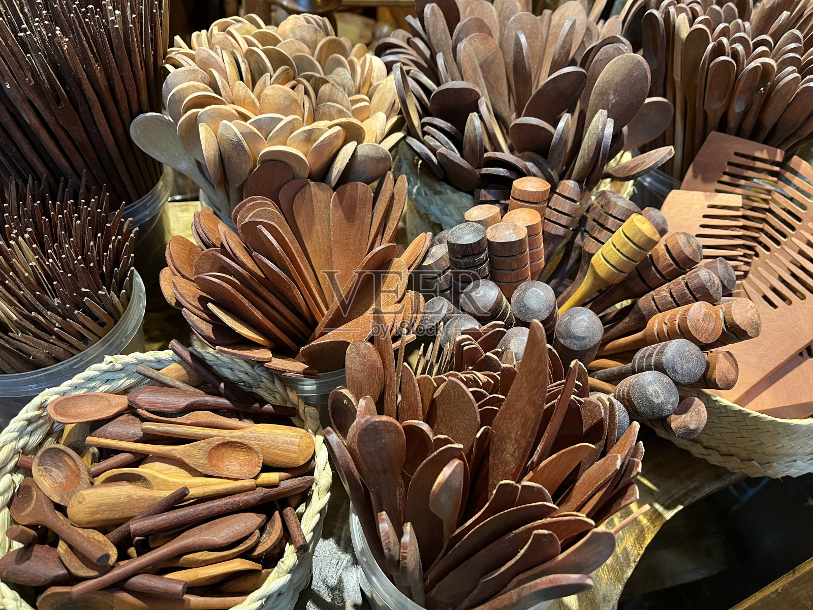 在贝洛奥里藏特市公共市场出售的手工木制品照片摄影图片