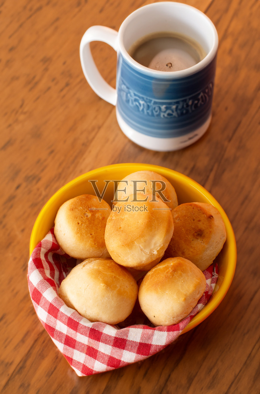 奶酪面包(巴西pao de queijo mineiro)，正面，聚焦，咖啡杯照片摄影图片