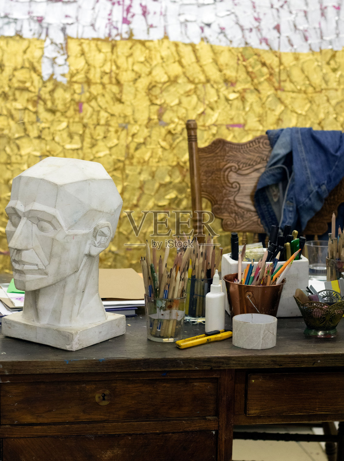 艺术家的桌面照片，画笔和一个人头模型照片摄影图片