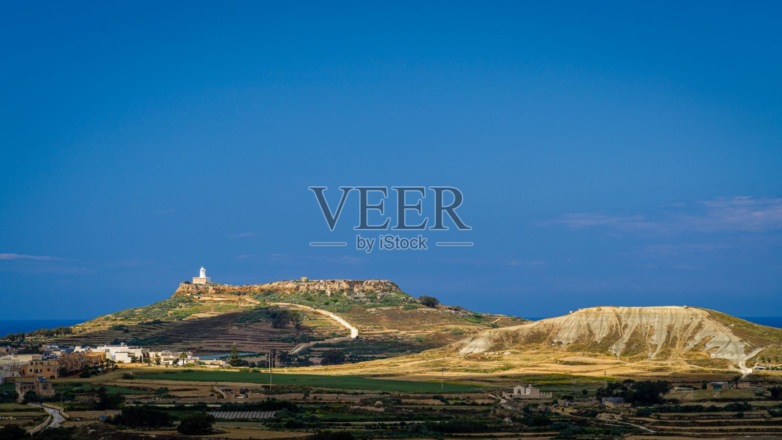 阳光下的戈佐岛景观被大海包围照片摄影图片