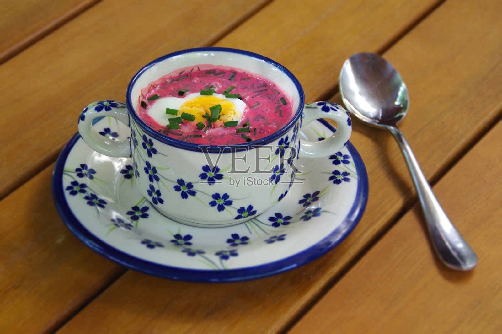 传统的立陶宛冷甜菜汤，配鸡蛋、甜菜根、黄瓜、奶油和酸奶照片摄影图片