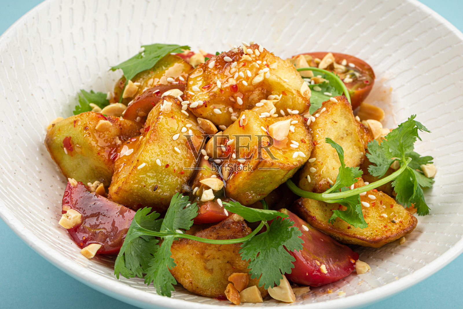 一份美味脆炸茄子沙拉照片摄影图片