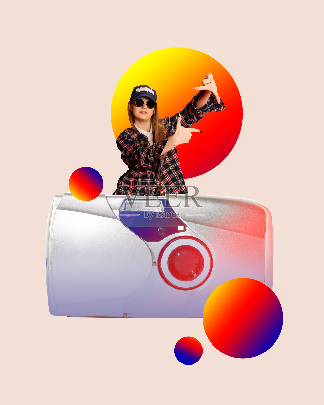 年轻的女孩用老式相机在浅粉色的背景下拍照，留下回忆。当代艺术拼贴。照片摄影图片