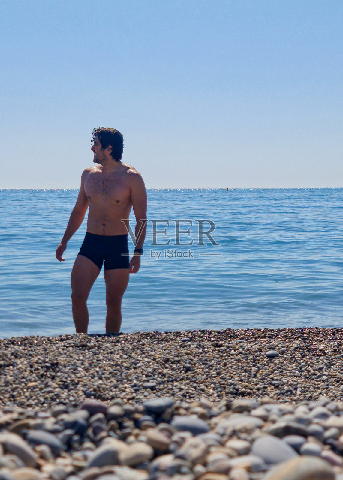 穿泳衣的男人照片摄影图片