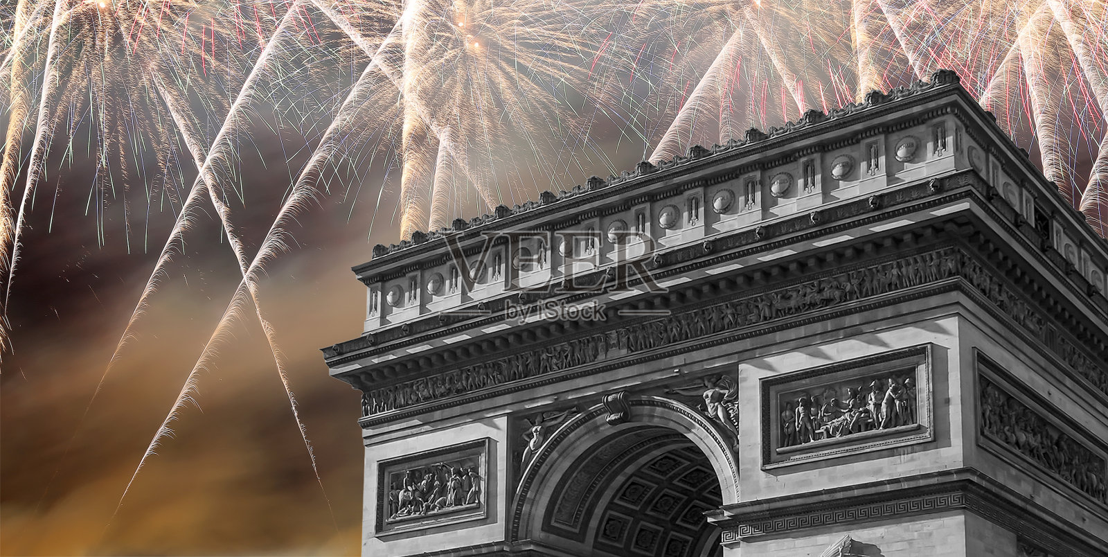 法国巴黎凯旋门上空五颜六色的庆祝烟花照片摄影图片