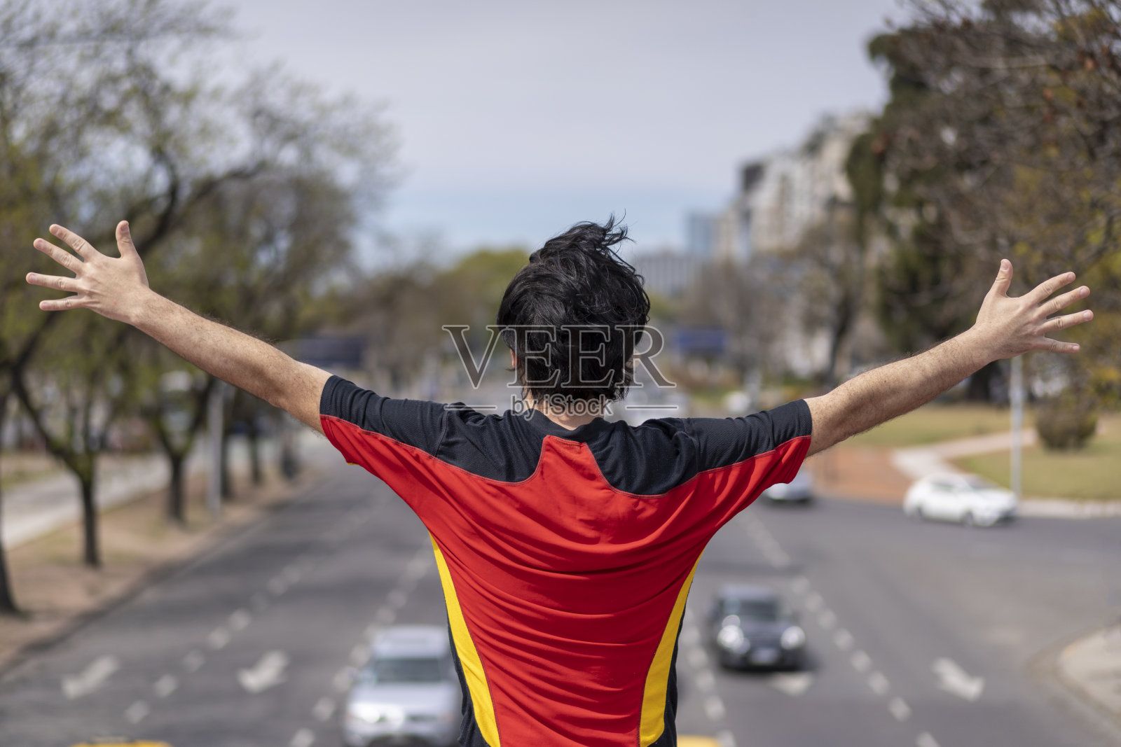 成功人士跑步后举起双臂。健身男运动员在运动后高举双臂庆祝成功和目标。照片摄影图片