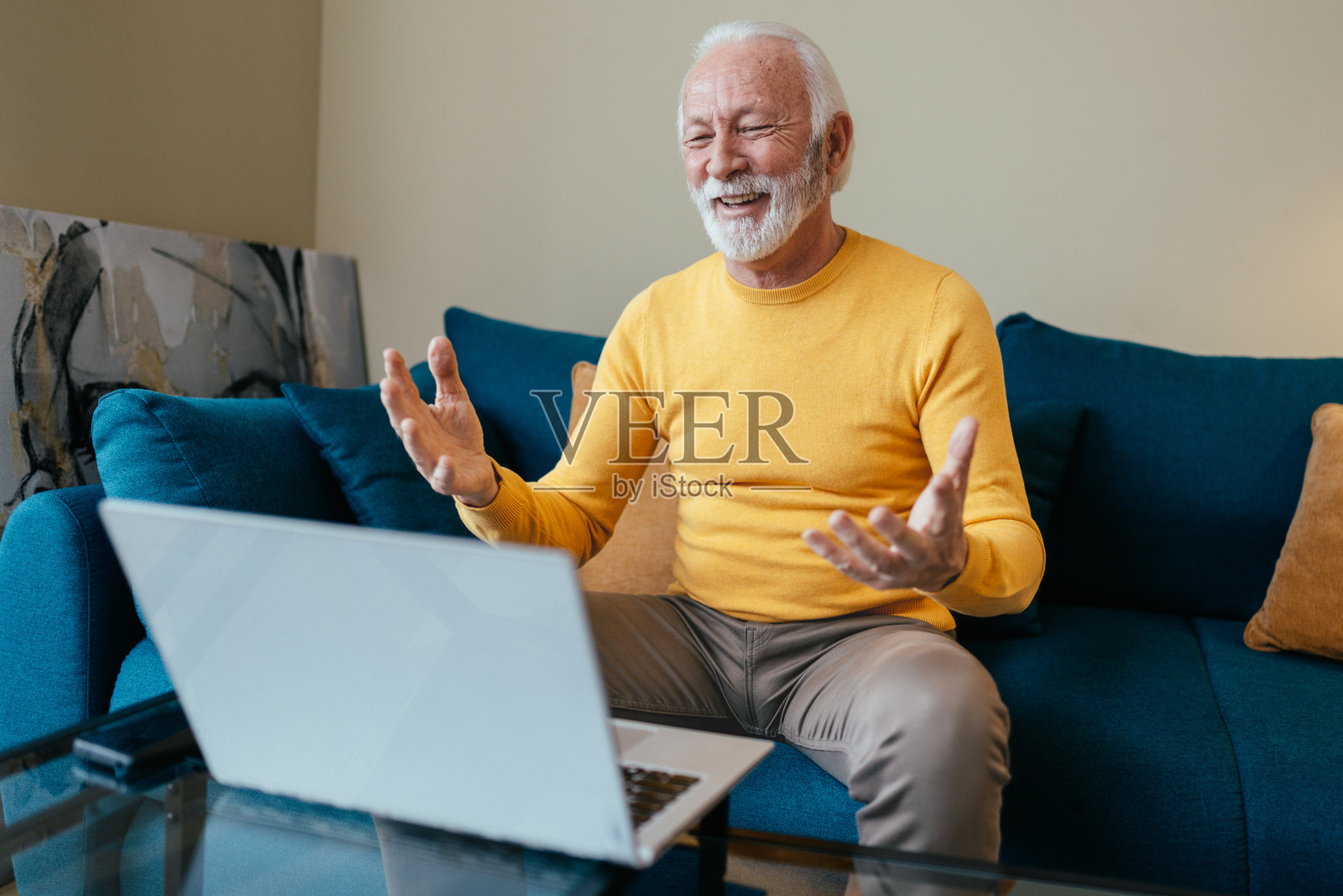 老人在家里用笔记本电脑照片摄影图片