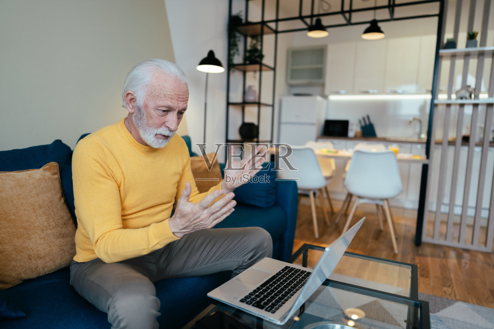 老人在家里用笔记本电脑照片摄影图片