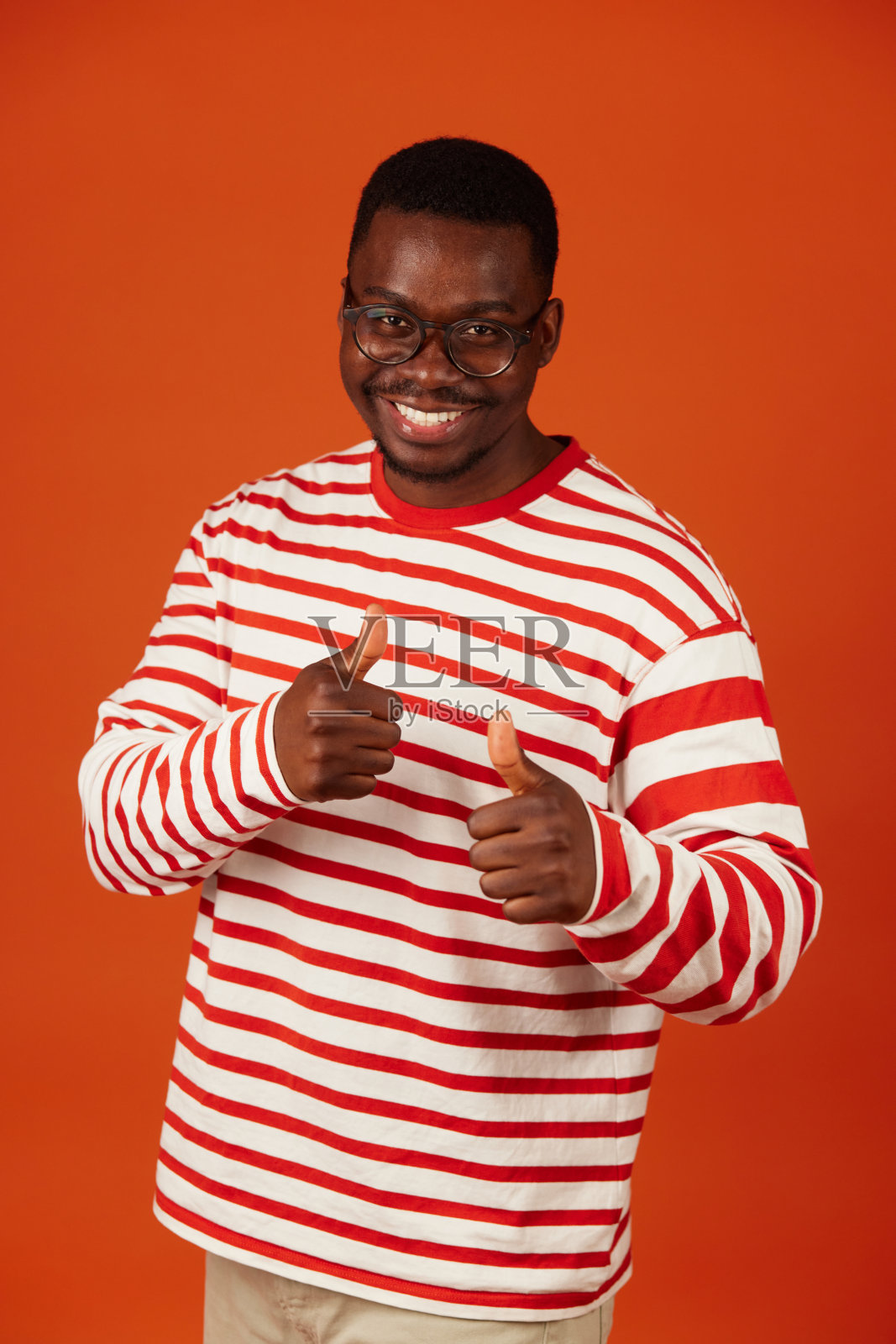 竖起大拇指赞同某事的非裔美国人照片摄影图片