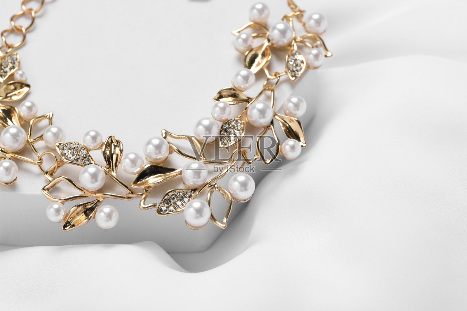 白色背景上漂亮的项链，特写。奢华的珠宝照片摄影图片