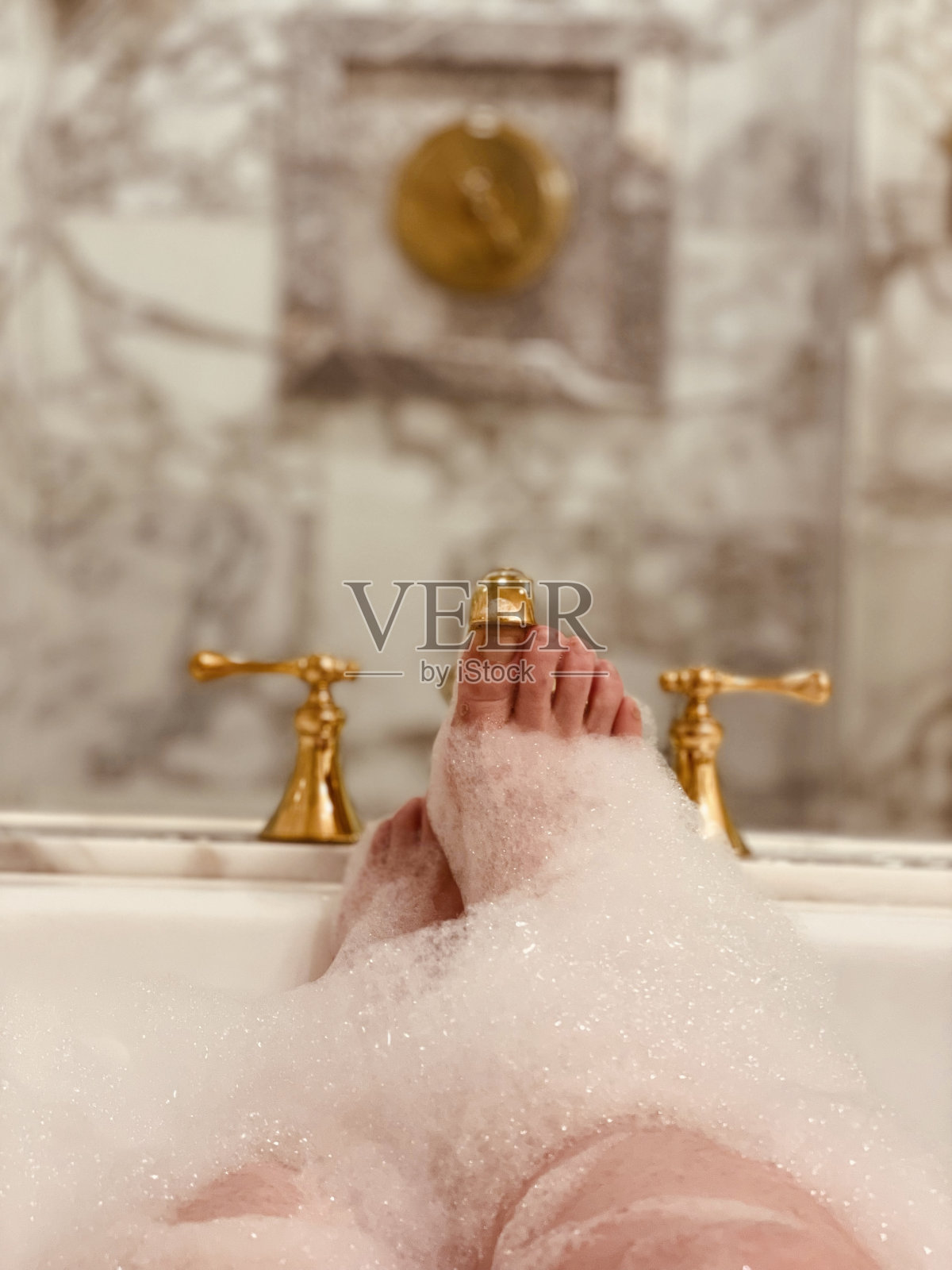 放松自我护理泡泡浴女性膝盖以下腿部黄金装置豪华照片摄影图片