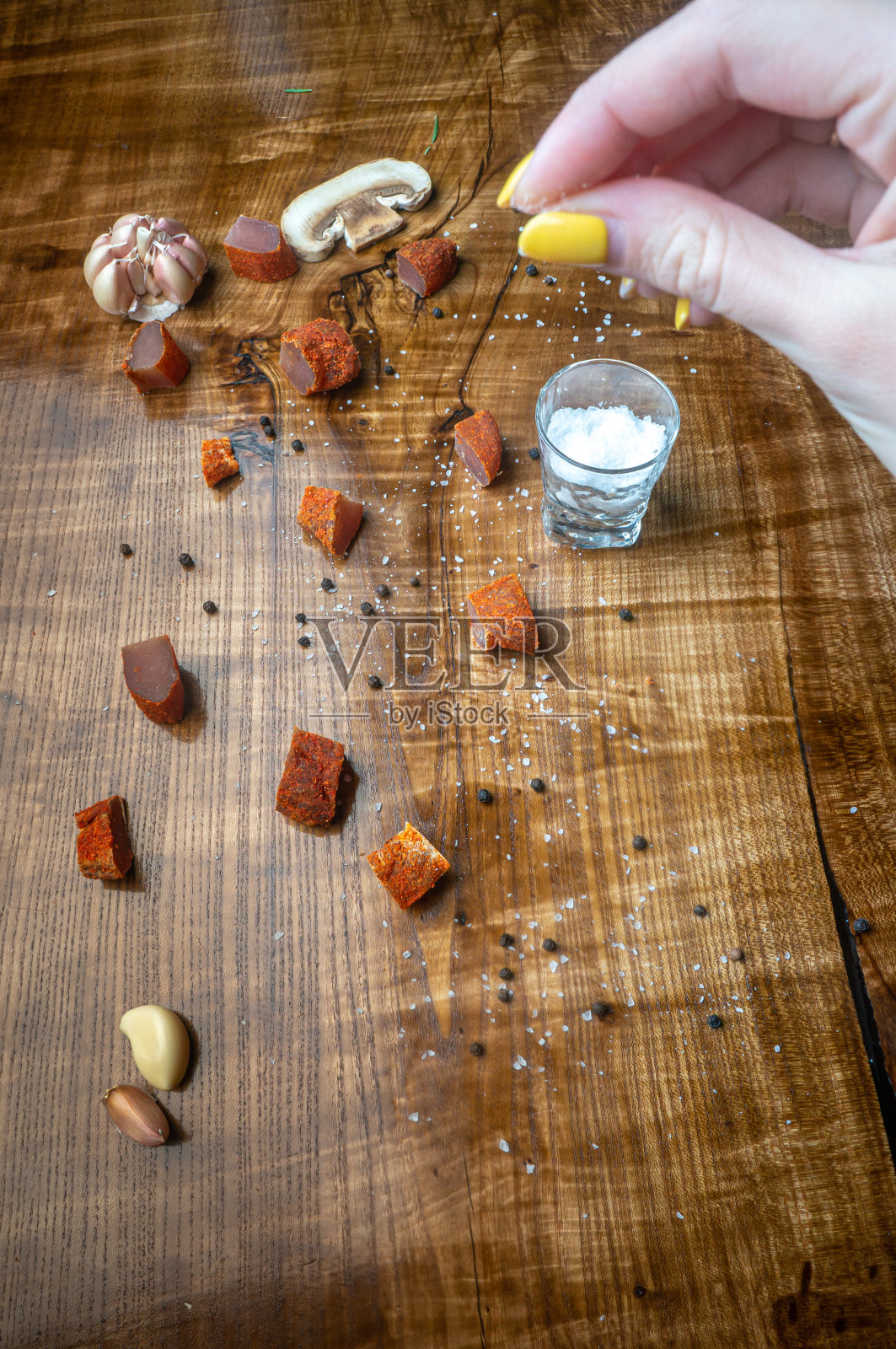 一块块干肉和一杯盐放在桌上照片摄影图片