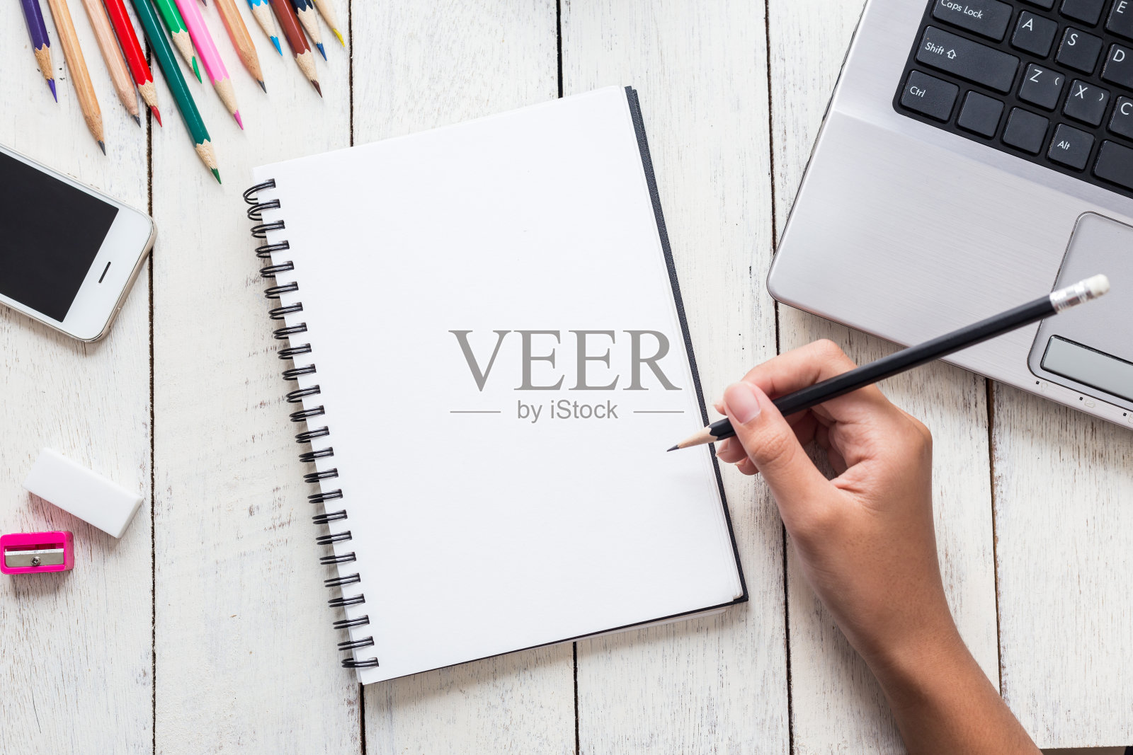 女孩手绘，白纸和彩色铅笔在白色木桌上照片摄影图片