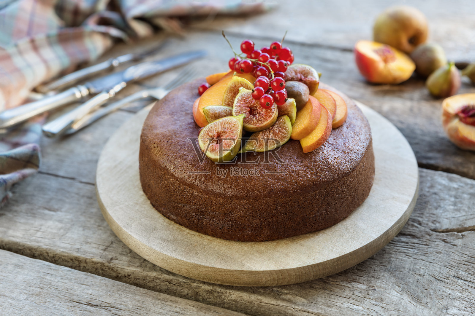 户外餐桌上的夏日水果蛋糕照片摄影图片