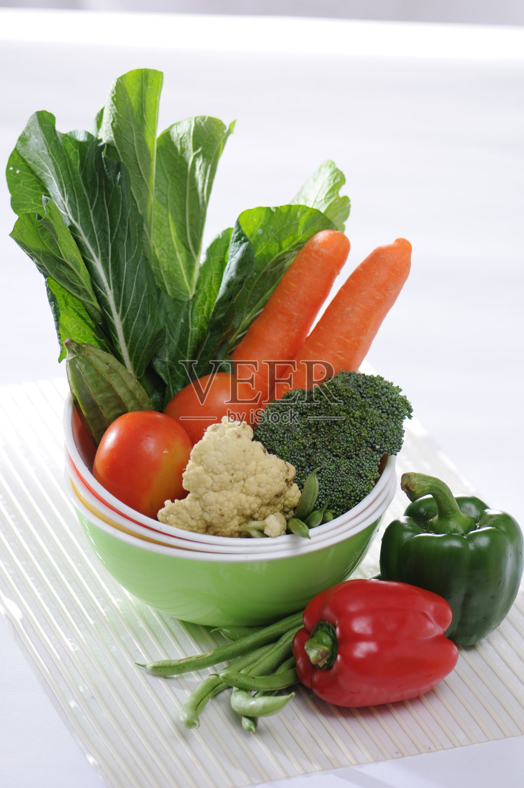 各种新鲜蔬菜的照片为插图的饮食和营养的文章照片摄影图片
