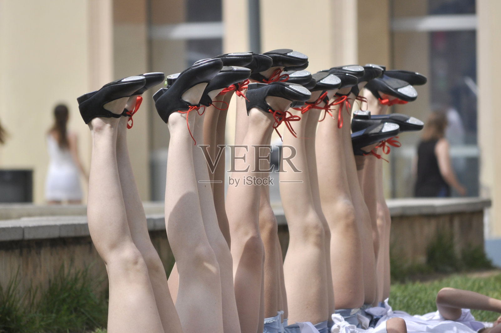 跳完弗拉门戈舞后腿累了照片摄影图片