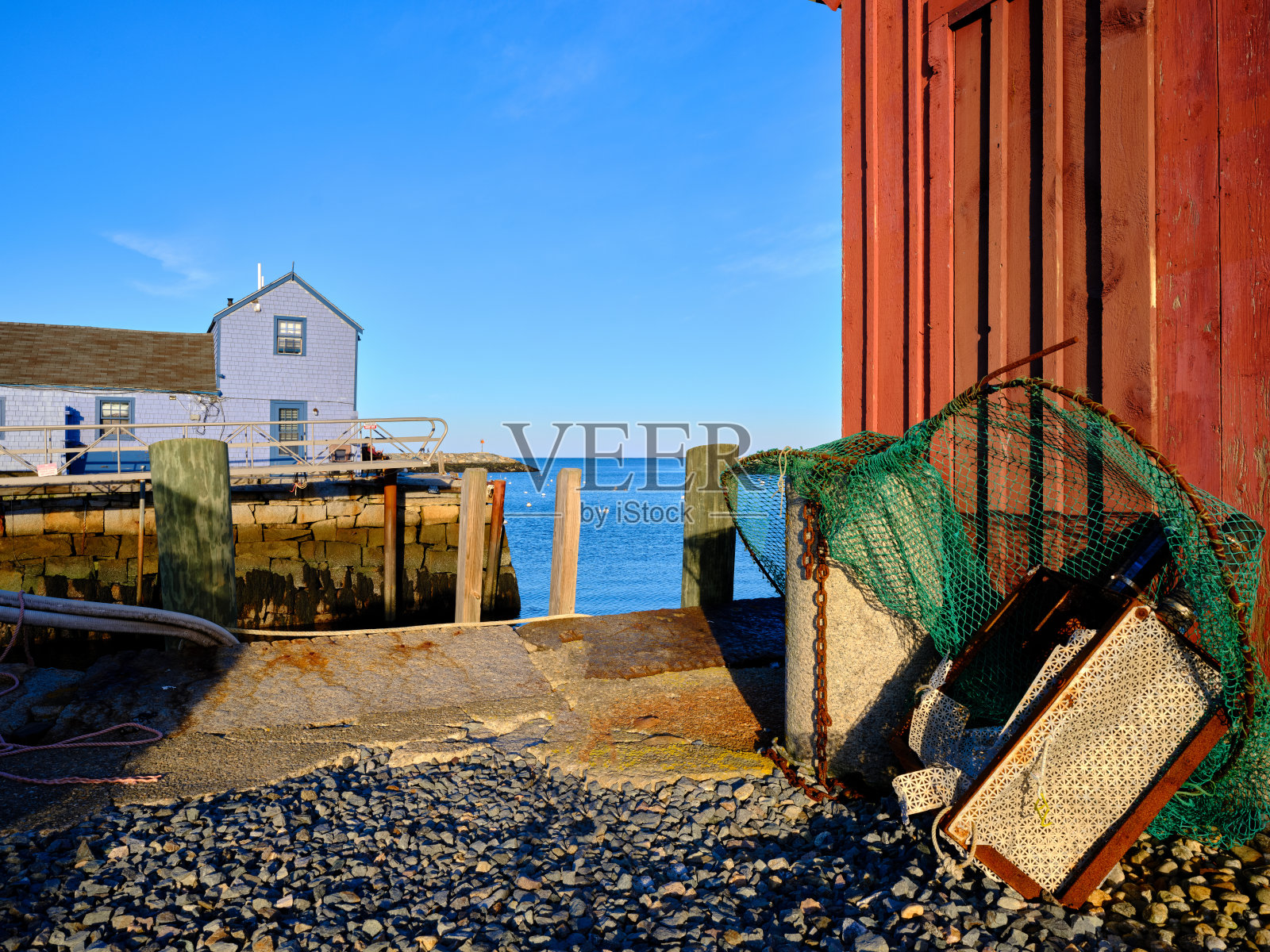 黄昏时马萨诸塞州的罗克波特港，秋日的海港入口处照片摄影图片