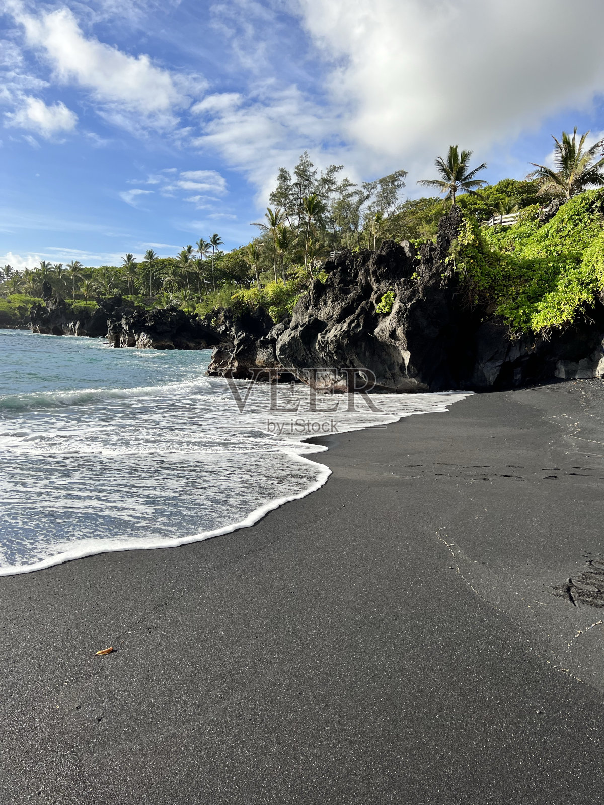 夏威夷毛伊岛的黑沙滩照片摄影图片