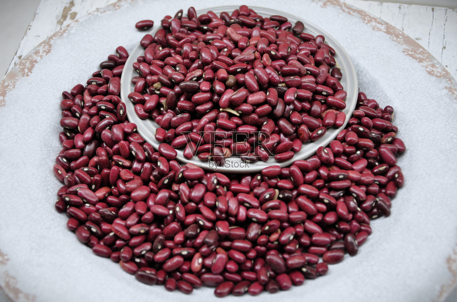 盘子里放着新鲜的菜豆照片摄影图片