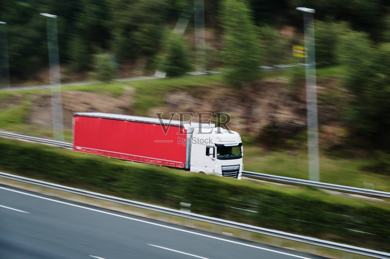 大型半挂车正在行驶照片摄影图片
