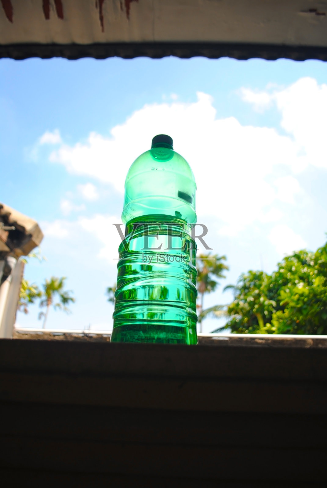 绿色瓶子里的矿泉水。照片摄影图片