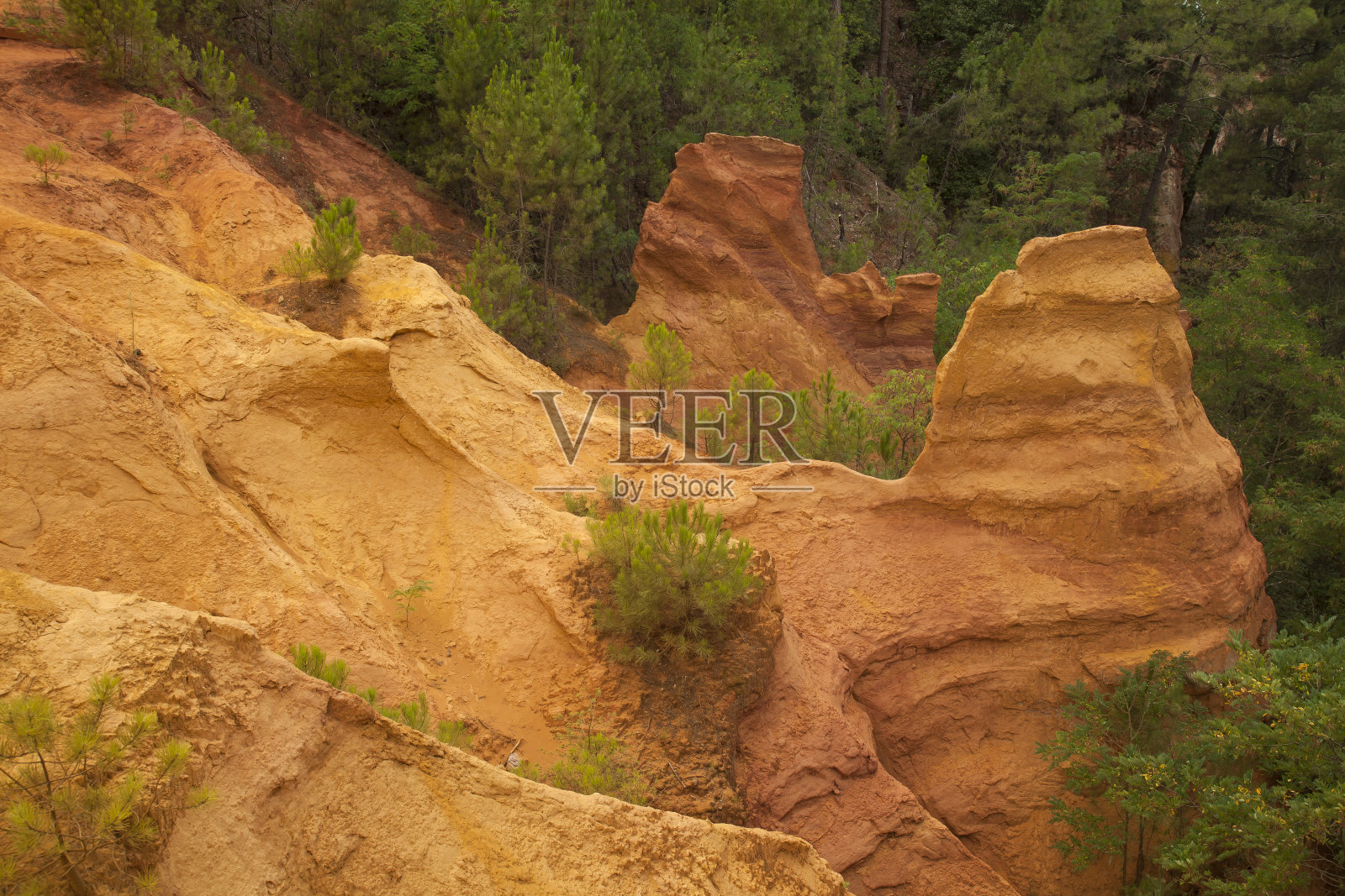 靠近鲁西永的赭色悬崖，沃克卢兹省，Provence-Alpes-Côte蓝色地区，法国，欧洲照片摄影图片
