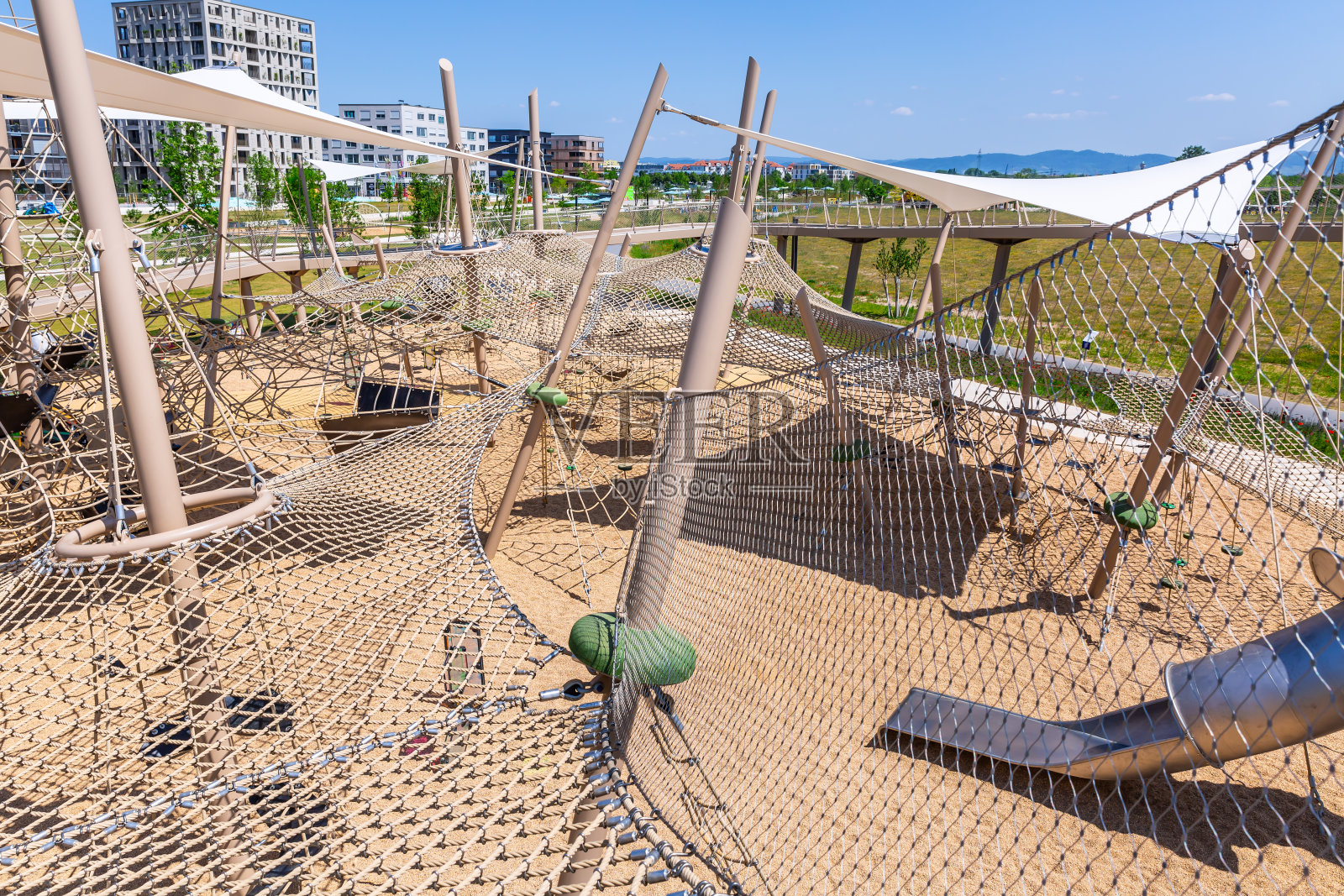 郊区儿童现代木制游乐场和攀岩公园照片摄影图片