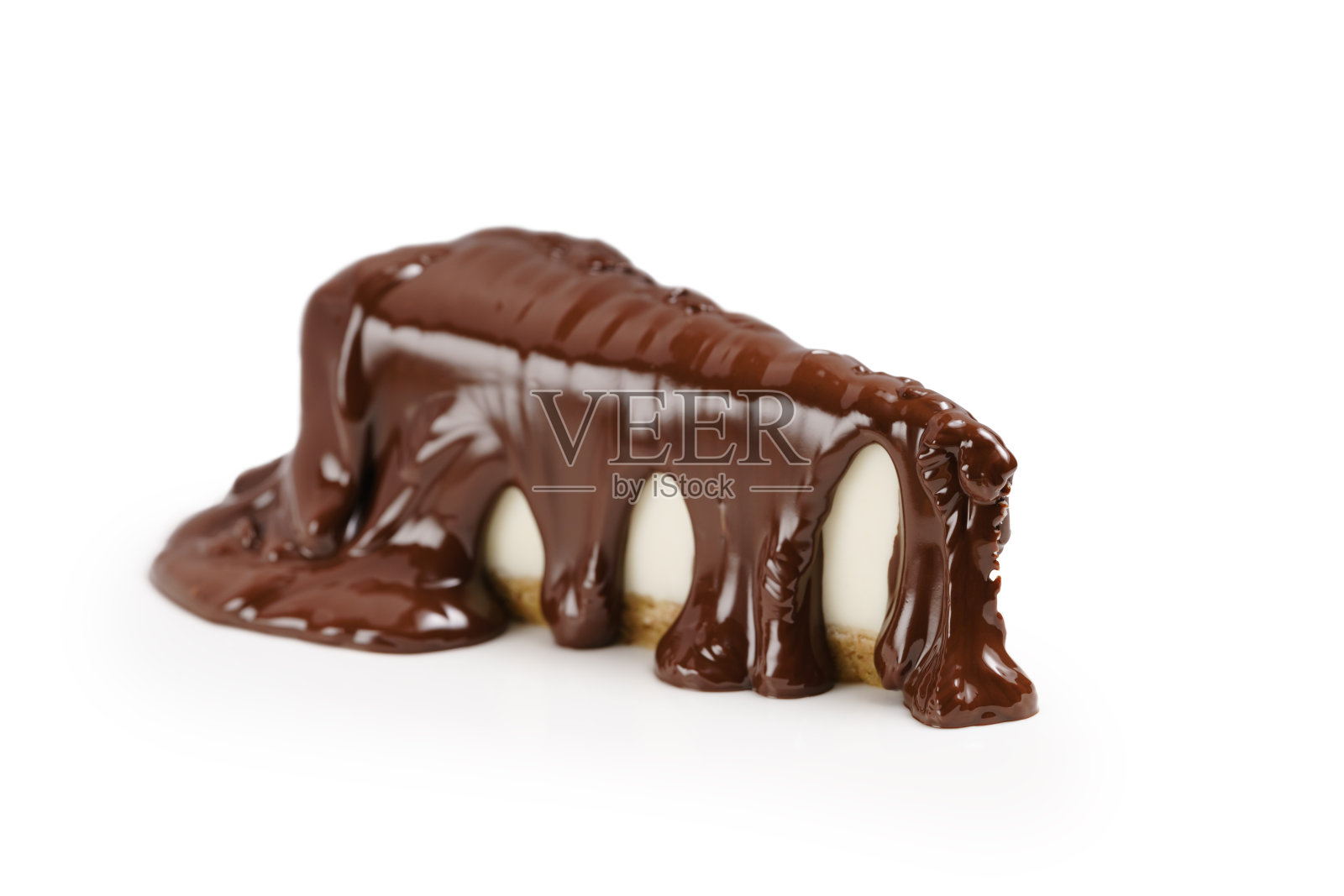 芝士蛋糕上覆盖着一层厚厚的黑巧克力，隔离在白巧克力上照片摄影图片