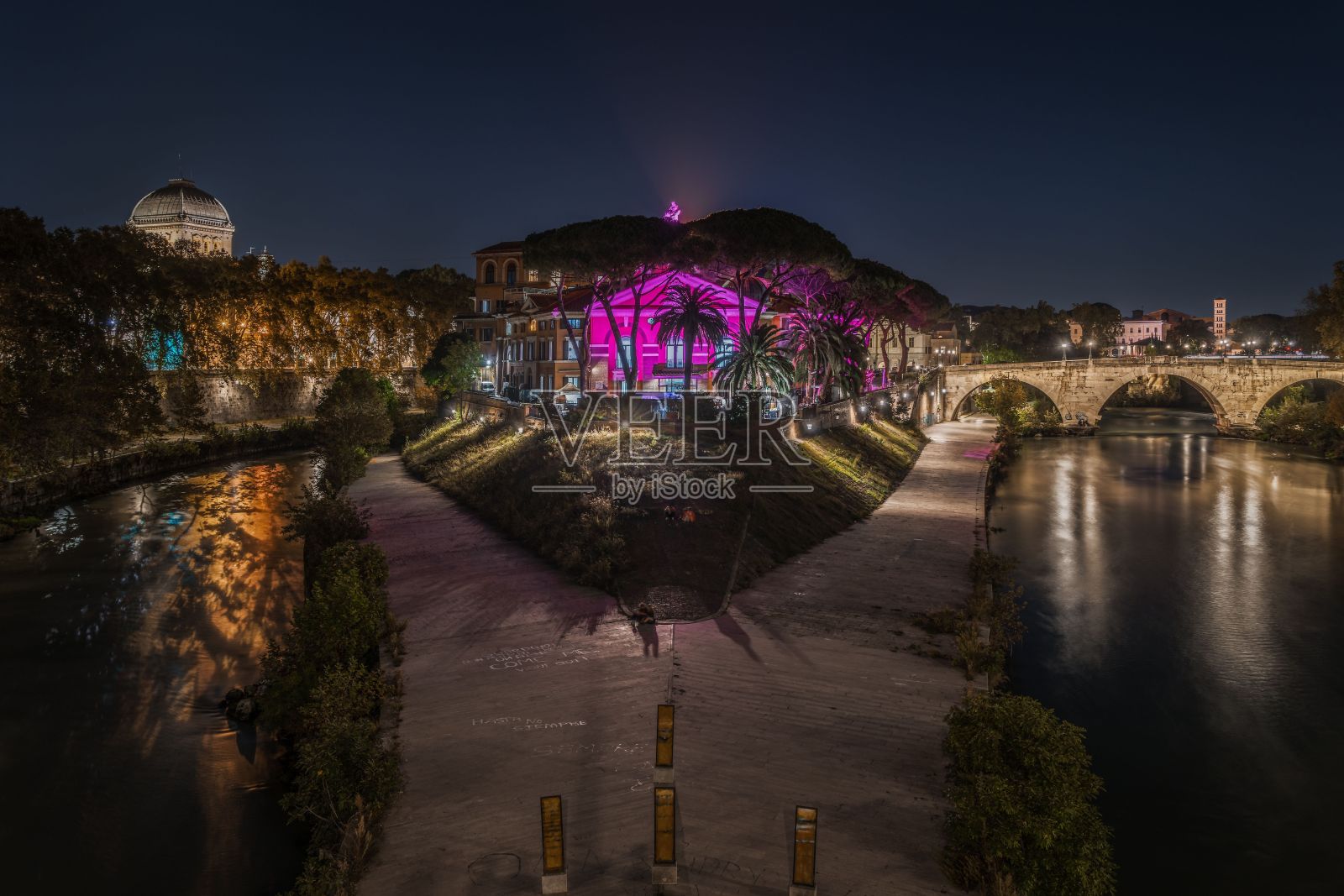 意大利罗马夜晚台伯河上一座桥的美丽景色照片摄影图片