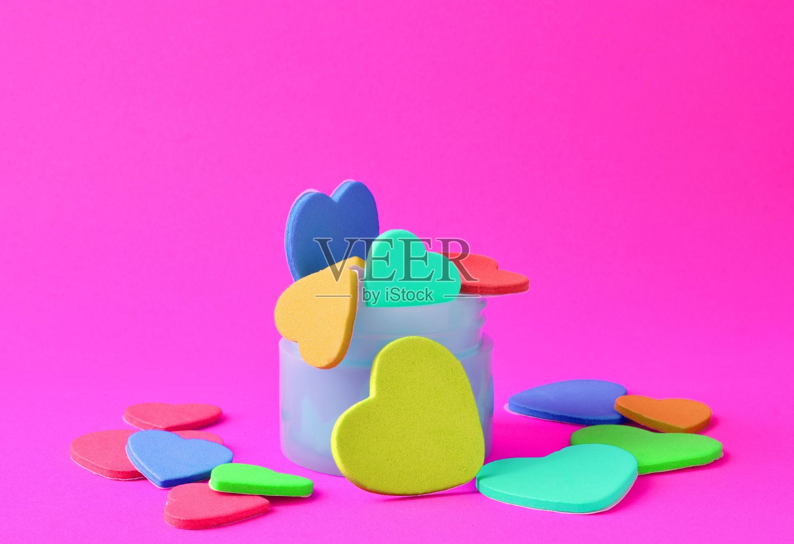 装满彩色心形的水桶，为任何工作空间增添一丝爱和乐趣照片摄影图片