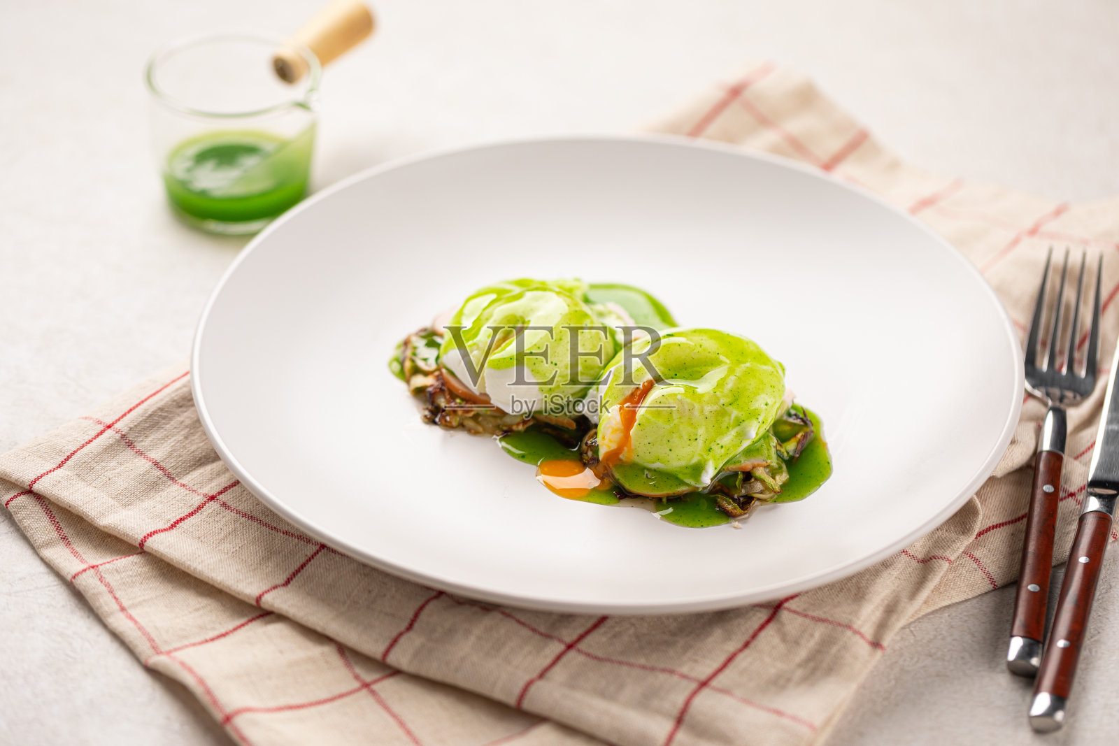 一份早餐配荷包蛋和酱汁照片摄影图片