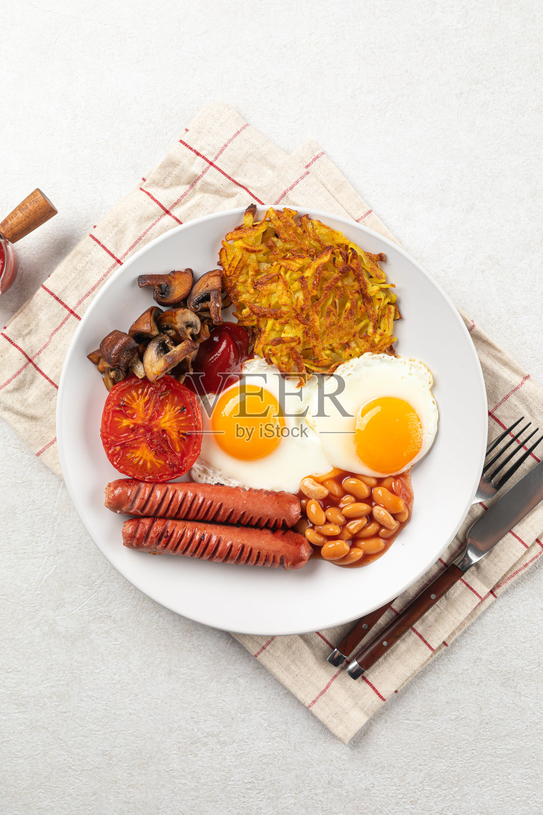 英式早餐，有鸡蛋和香肠照片摄影图片