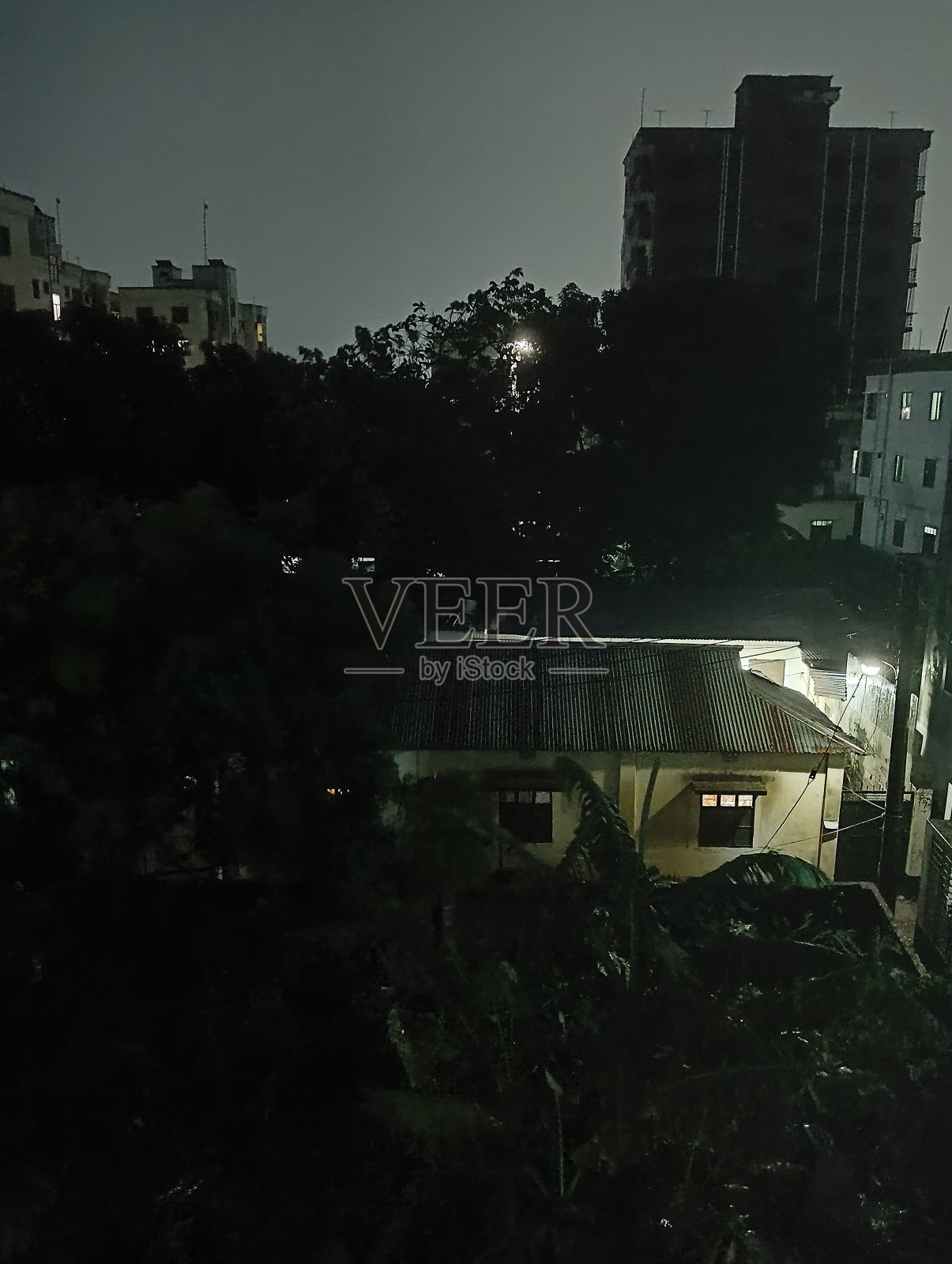 漆黑的夜晚，家和自然景观照片摄影图片