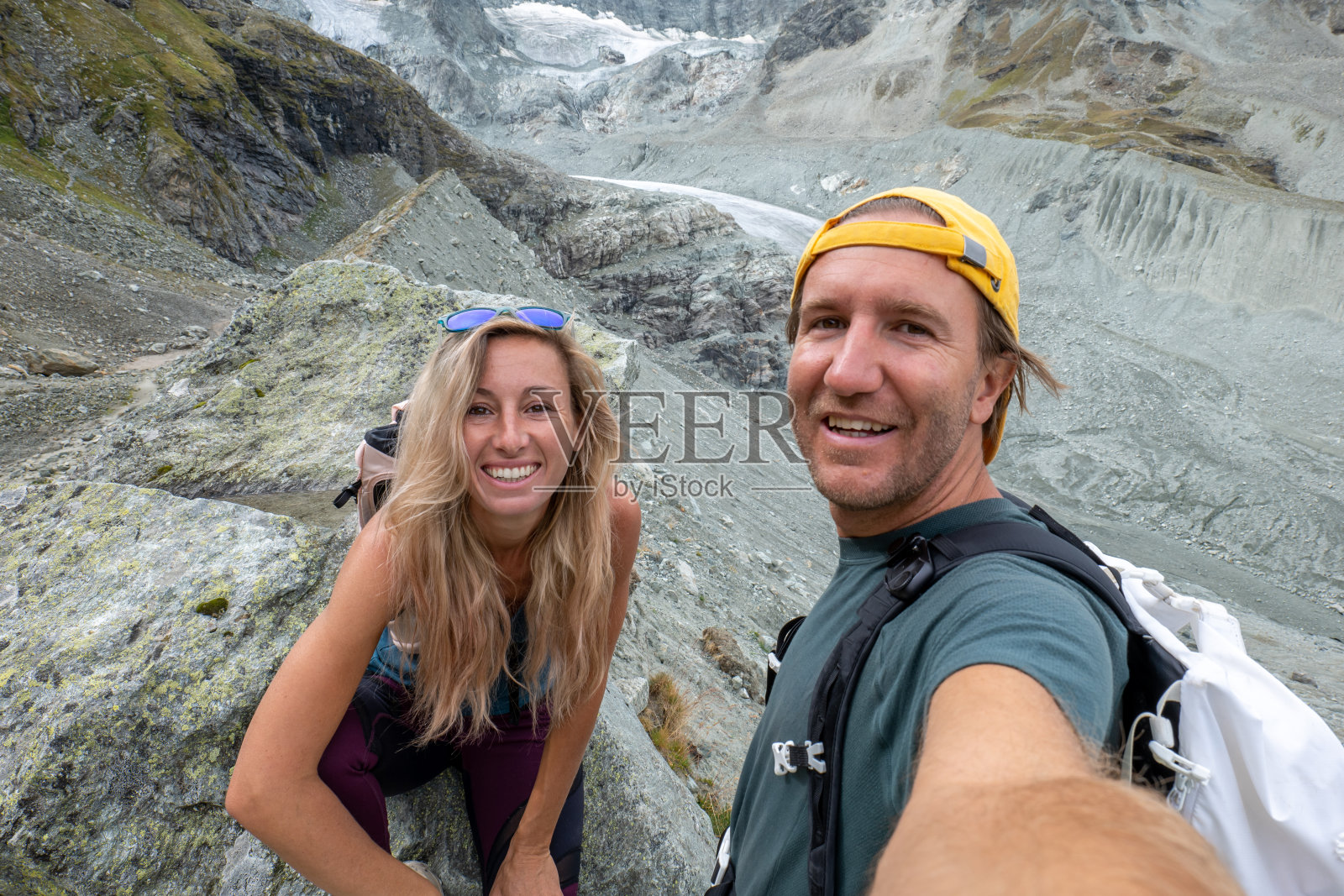 一对夫妇徒步旅行，以冰川为背景自拍照片摄影图片