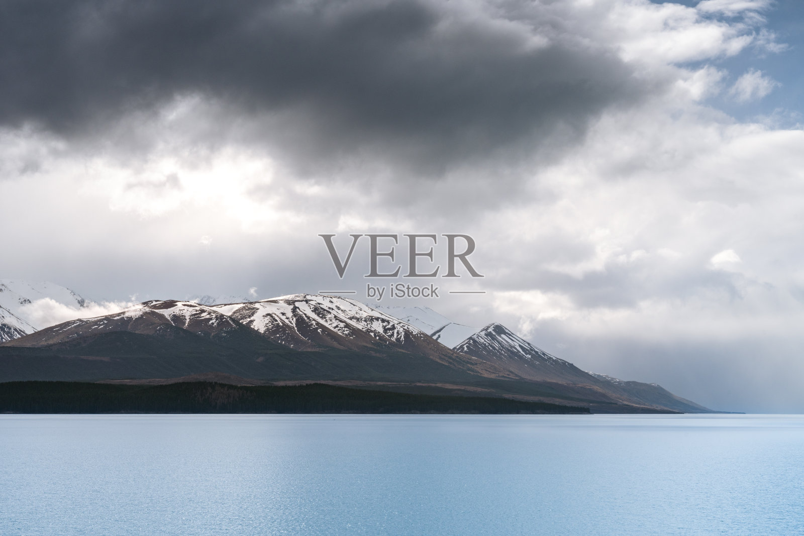 以库克山为背景的普卡基湖，蓝天白云，风景优美。照片摄影图片