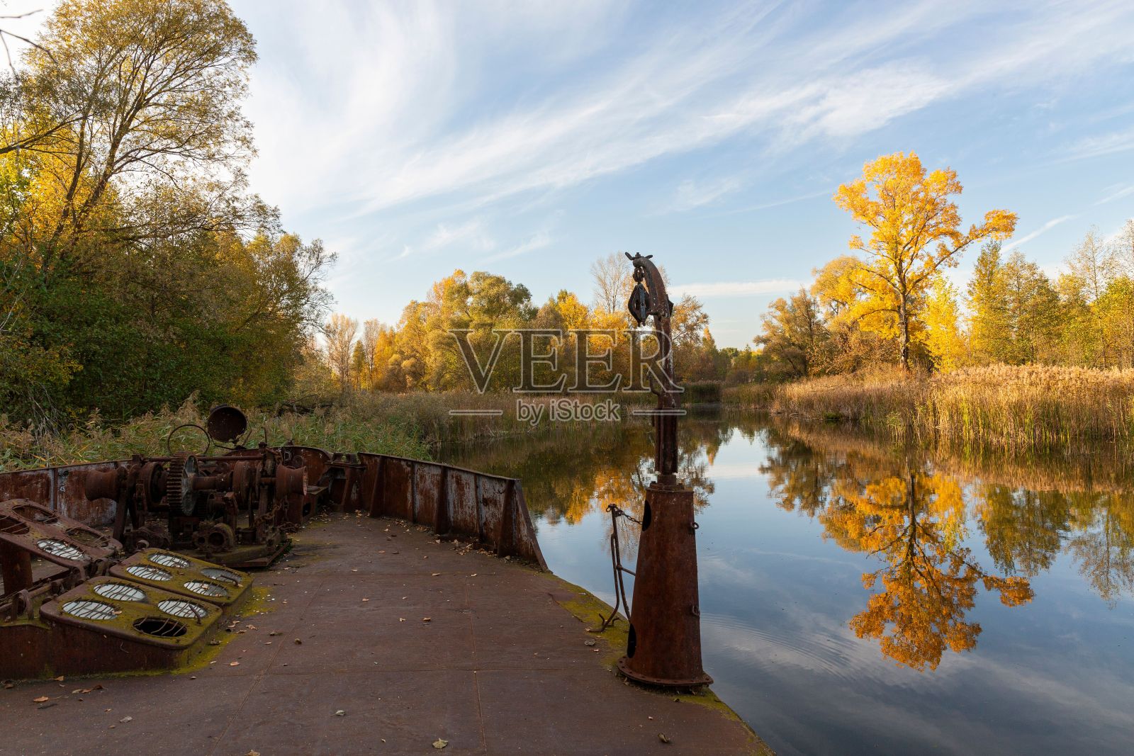 一个湖和一些长椅，背景是许多树照片摄影图片