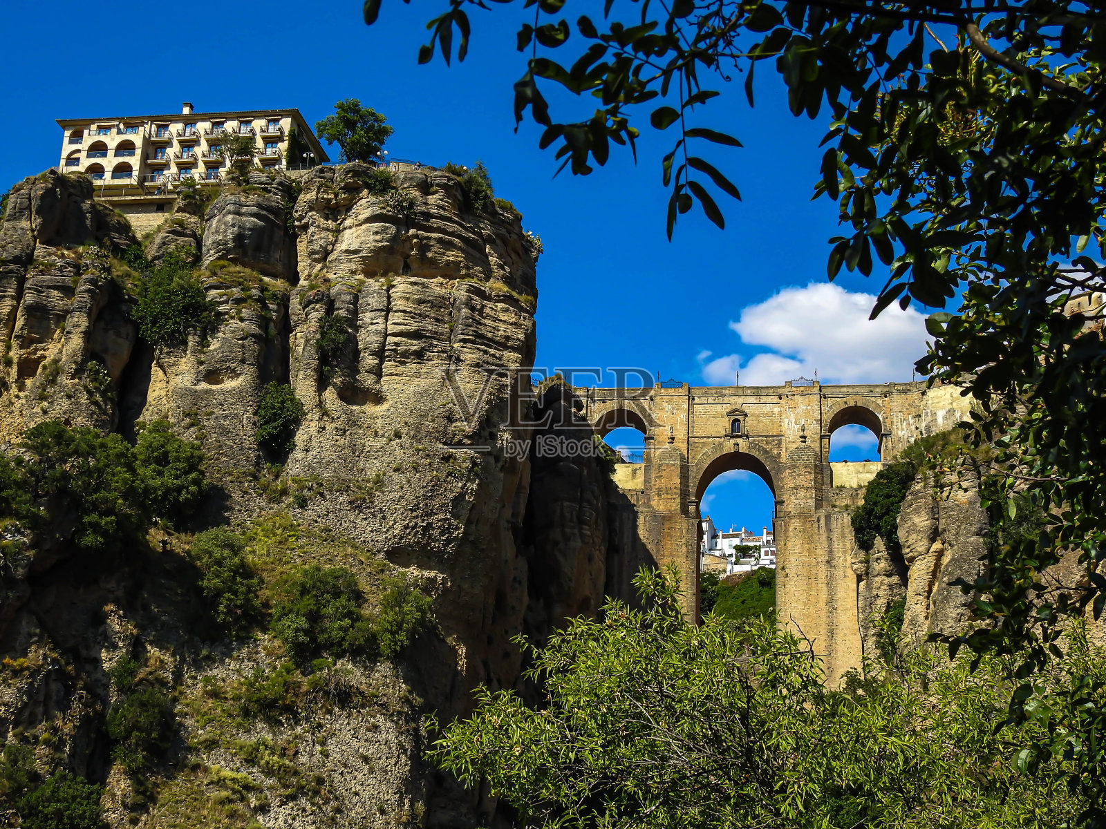在一个阳光明媚的日子里，西班牙隆达市风景如画照片摄影图片